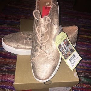 NWT Rose Gold Metallic Toms